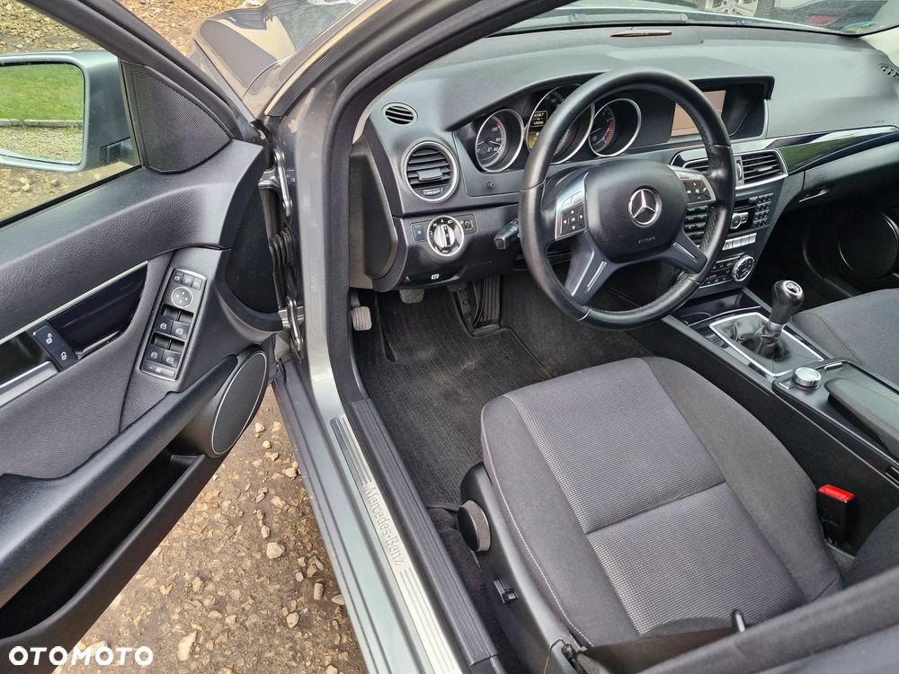 Mercedes-Benz Klasa C 180 CGI BlueEFFICIENCY Avantgarde - 25