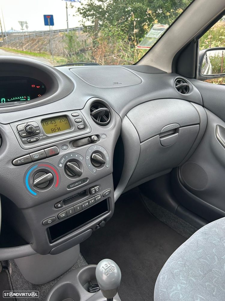 Toyota Yaris 1.0 Base C/Radio - 8