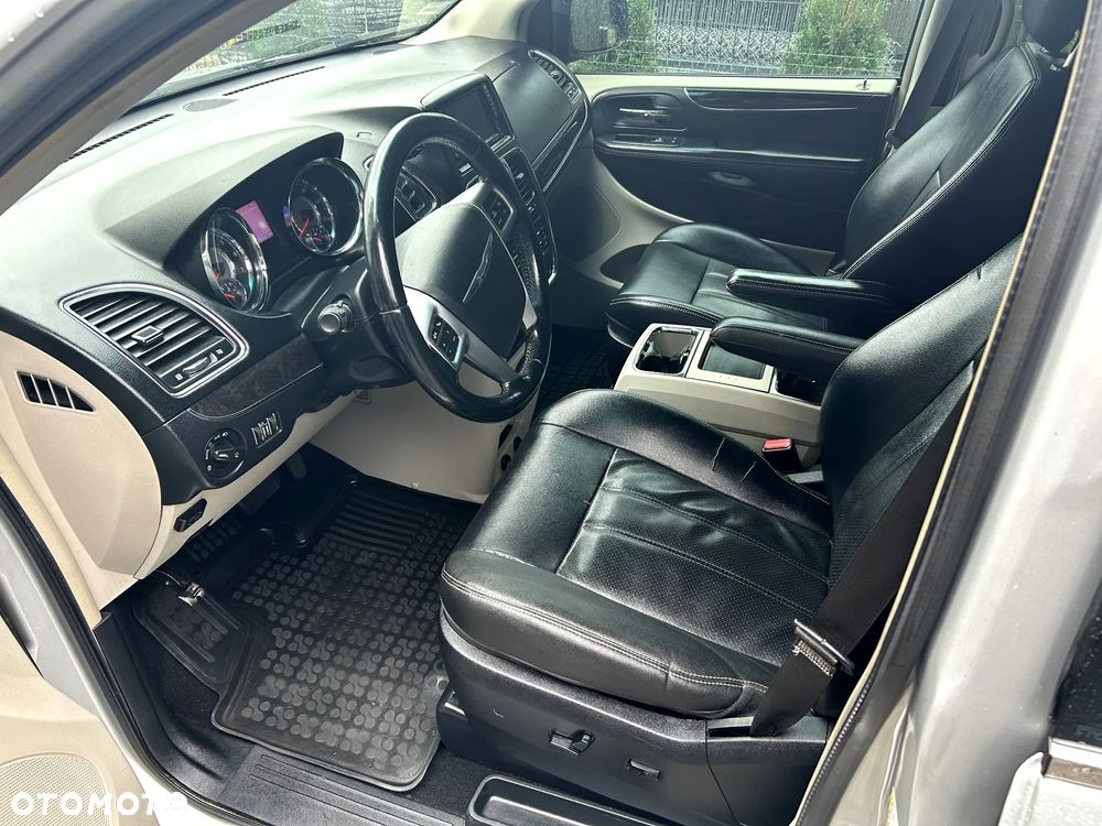 Chrysler Town & Country 3.6 Limited - 8