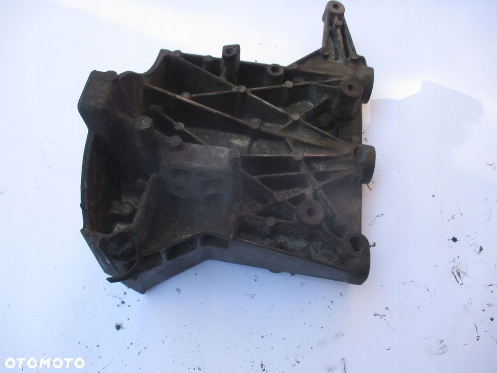 łapa mocowanie 8200798760 trafic vivaro 2.0 dci - 6