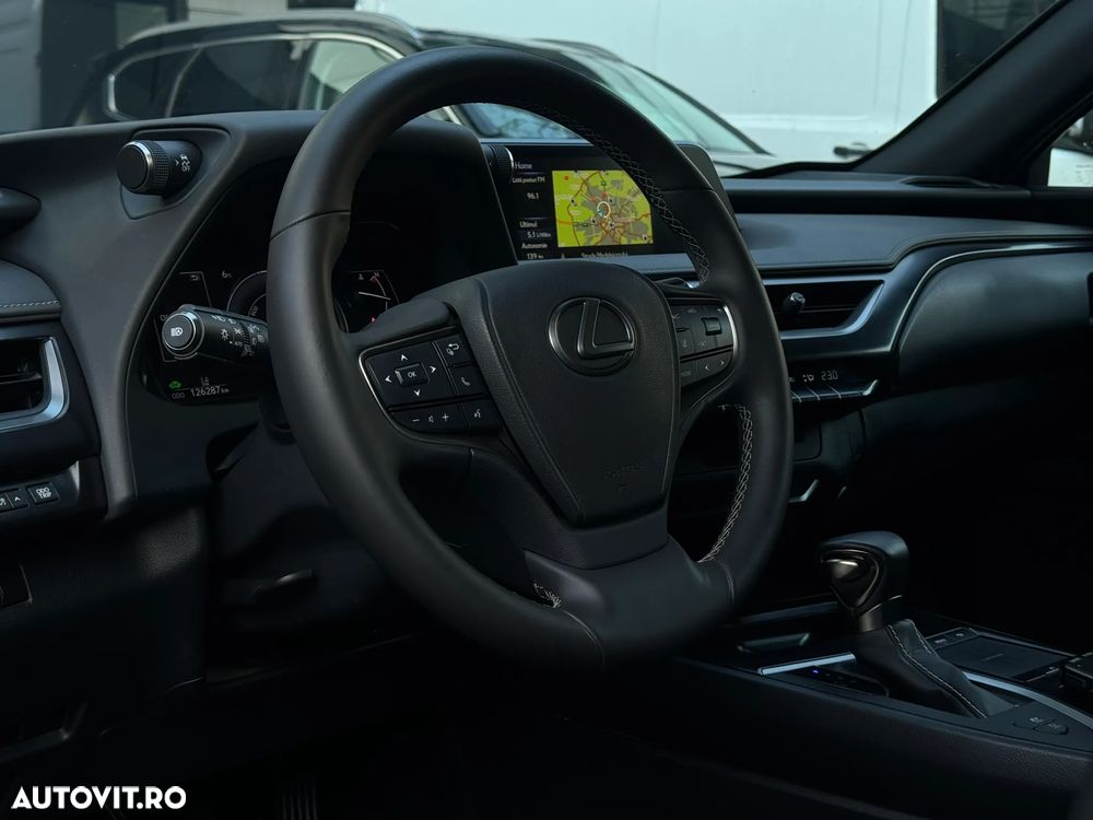 Lexus UX 250h FWD Executive - 17