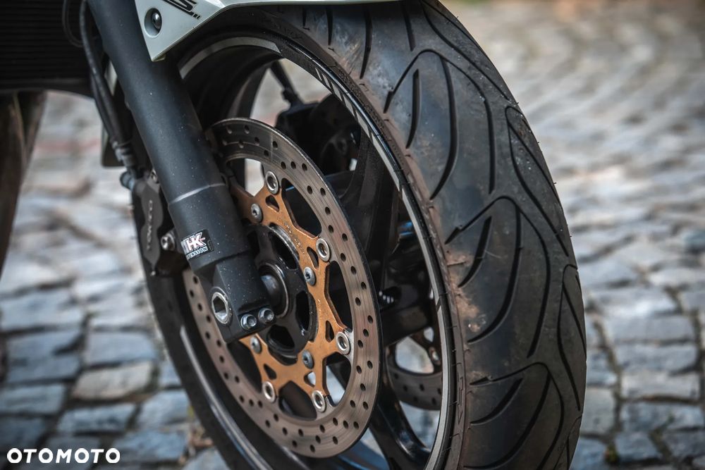 Suzuki GSR - 10