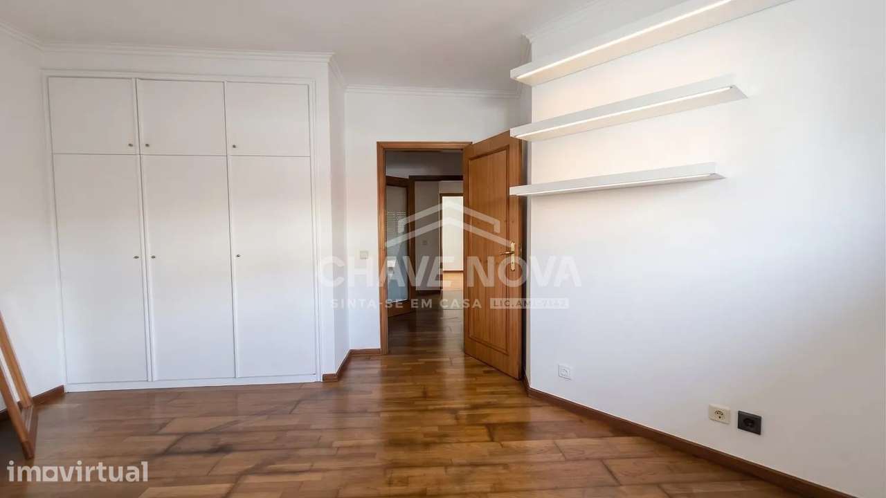 Apartamento T2 à venda na Rua Doutor António Vale, 628 - Grande imagem: 4/20