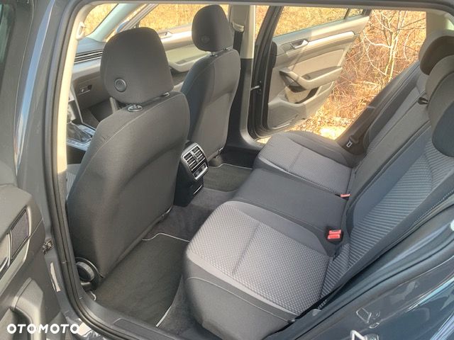 Volkswagen Passat - 11