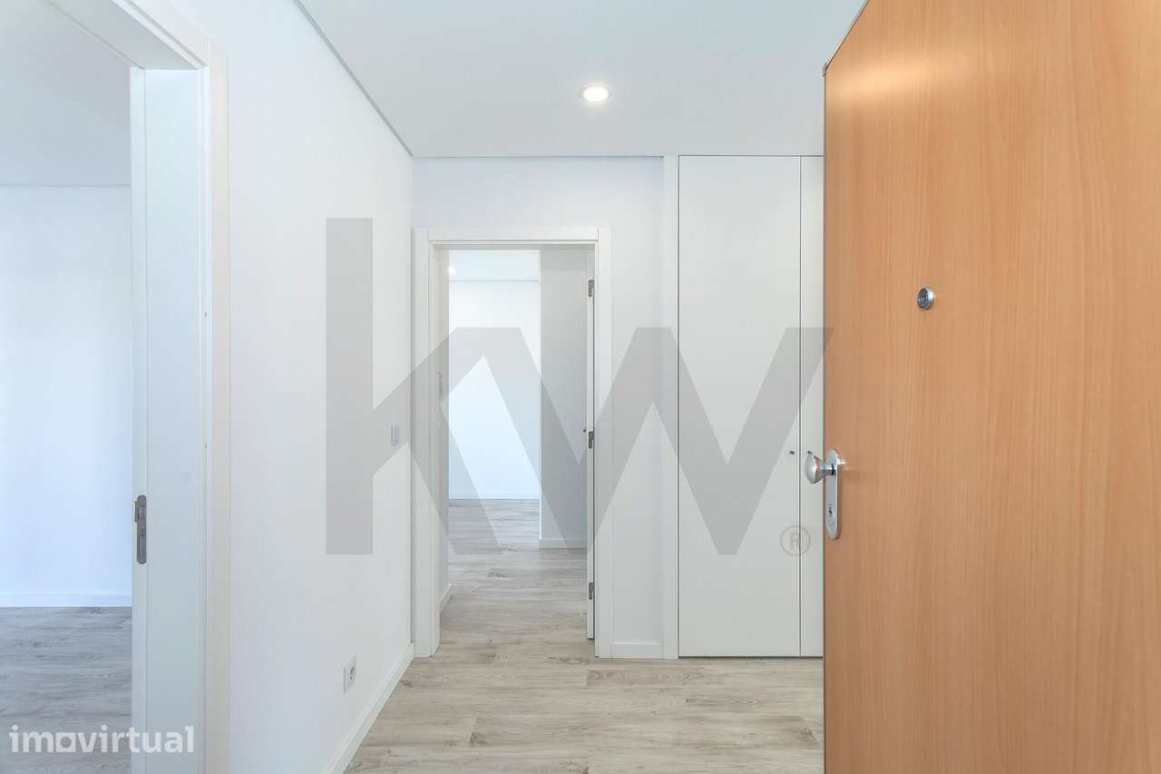 Apartamento T2 com varandas, arrecadação e excelente exposição solar | - Grande imagem: 2/43