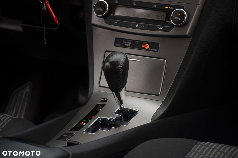 Toyota Avensis 1.8 Sol MS - 23