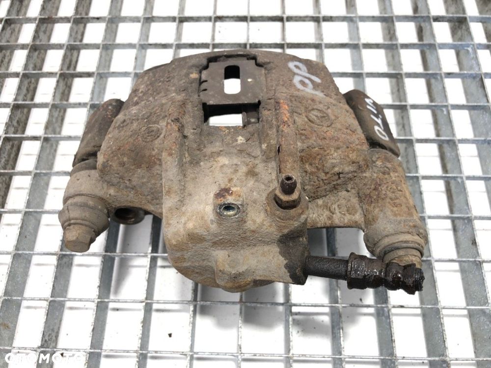 ZACISK PRAWY PRZÓD  MERCEDES-BENZ VITO Autobus (W638) 1996 - 2003 110 TD 2.3 (638.174) 72 kW [98 - 2