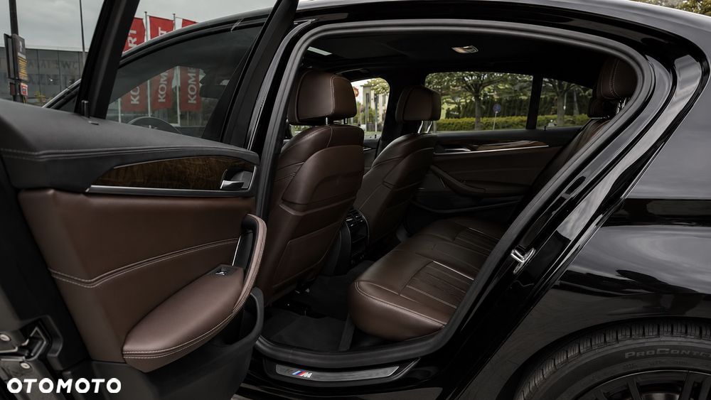 BMW Seria 5 M550i xDrive sport - 17