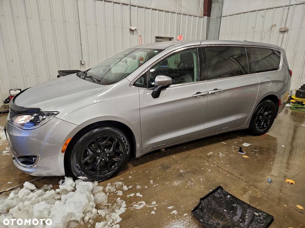 Chrysler Pacifica - 1