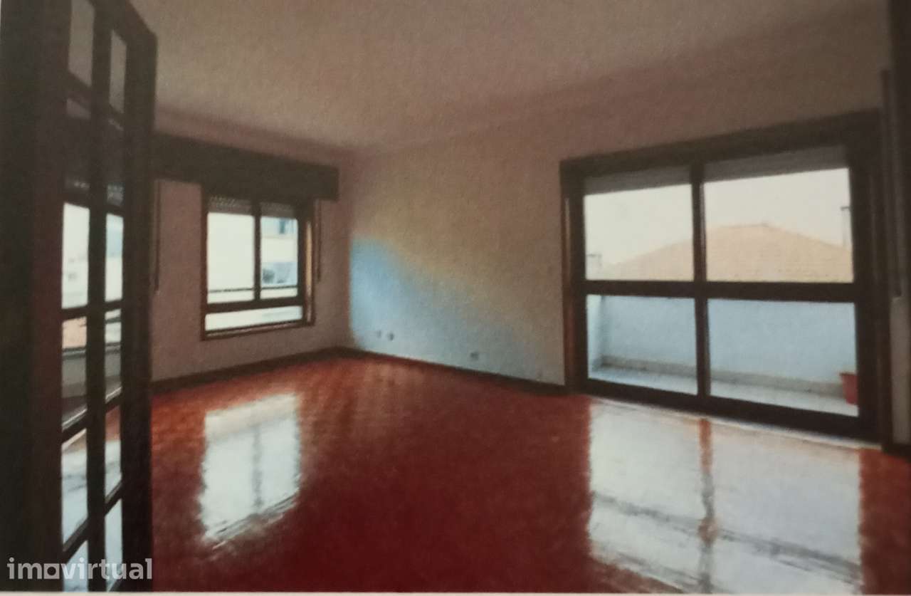 Apartamento T2 com Varanda e Garagem – Rotunda da Boavista, Porto - Grande imagem: 2/12