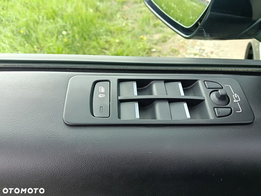 Land Rover Discovery Sport P300e R-Dynamic - 23