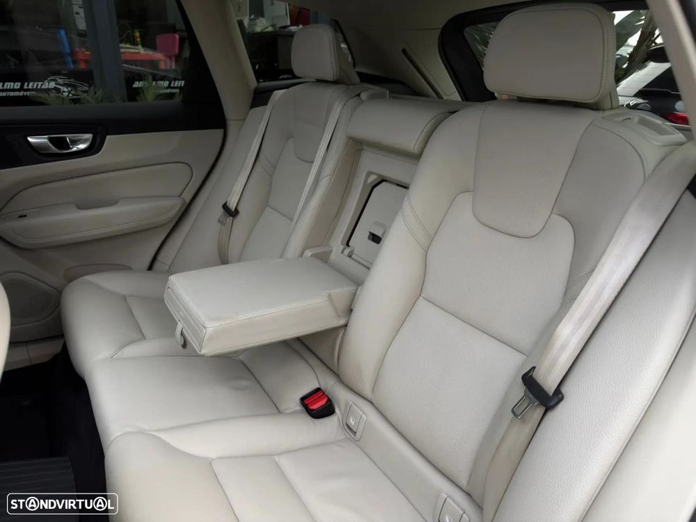 Volvo XC 60 2.0 T6 PHEV Plus Dark AWD - 24