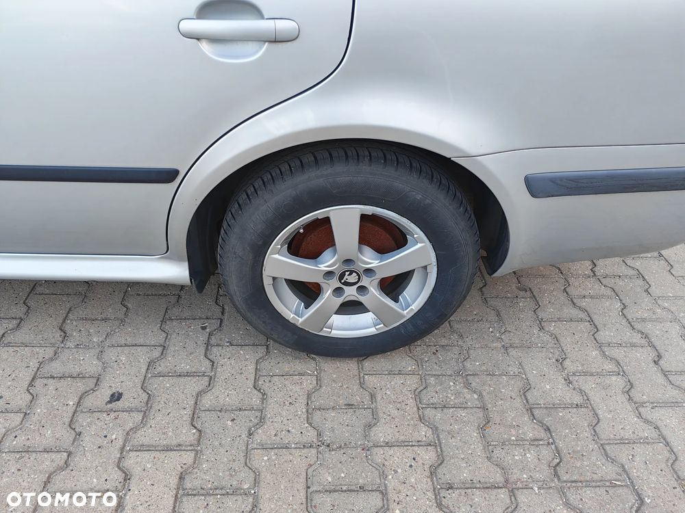 Skoda Octavia 1.6 Ambiente - 11