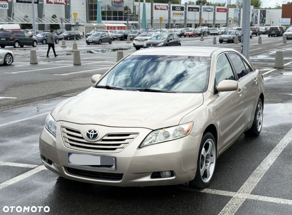Toyota Camry - 4