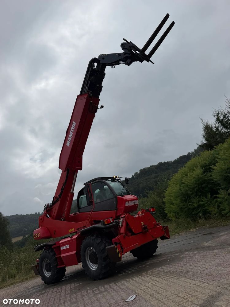 Manitou MRT2150+PRIVILEGE Ładowarka teleskopowa 4x4 ROTO 21metrów. 5 ton udźwig. Bez AdBLUE bez DPF. Maszyna jak Nowa z Norwegii 5300 mtg. 2015 rok. Obrót pełny. Zero luzów wycieków. Zadbana maszyna z Fermy Norweskiej. Silnik 160 Km. AUTEC zdalne sterowanie. Ani deka luzów czy wycieków. Opony jak Nowe. Pełny Oryginał. Niski przebieg. Stabilizatory. Zamki na tłokach. OKAZJA. Jest to model przystosowany do pracy z koszem. - 36