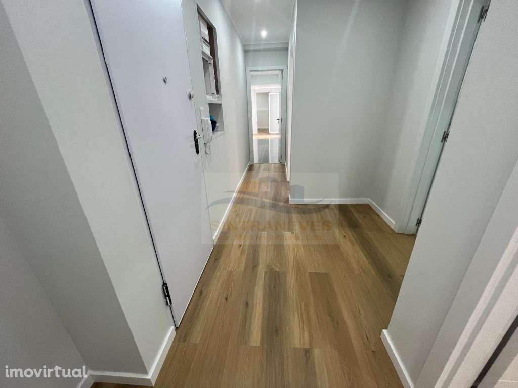 Apartamento T1+2 totalmente remodelado com logradouro privativo na ... - Grande imagem: 2/18