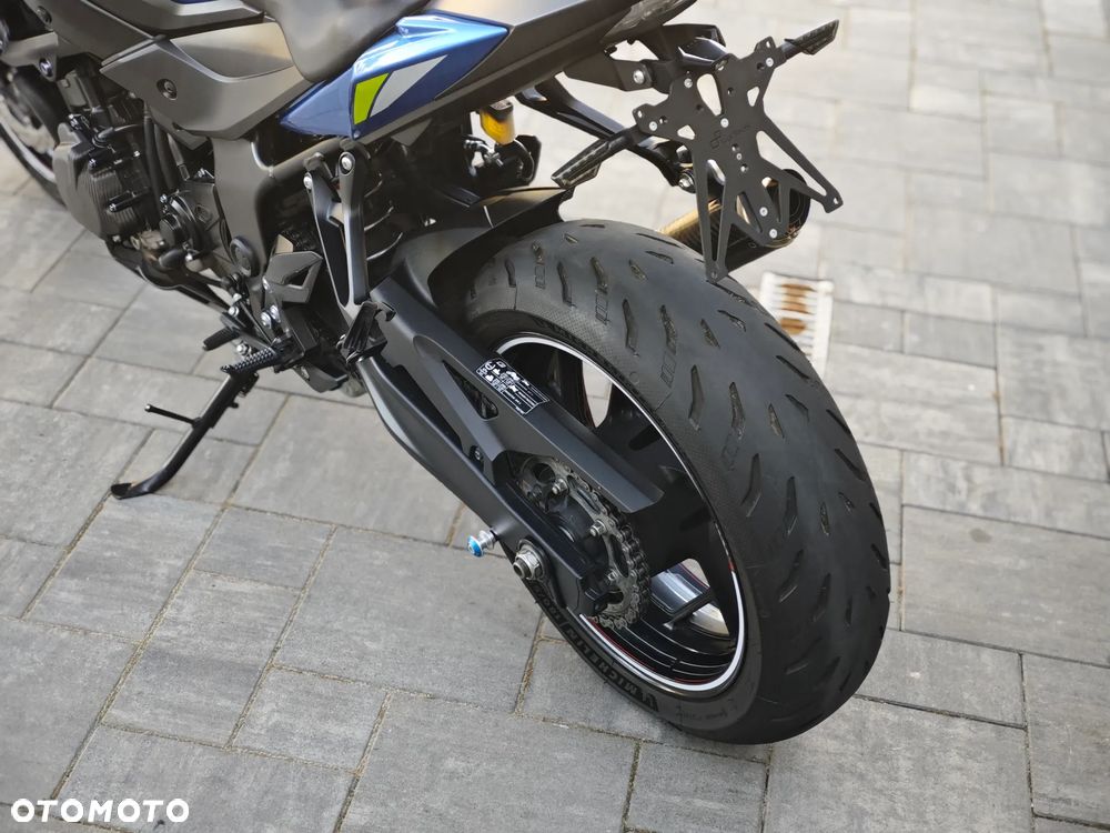 Suzuki GSX - 12