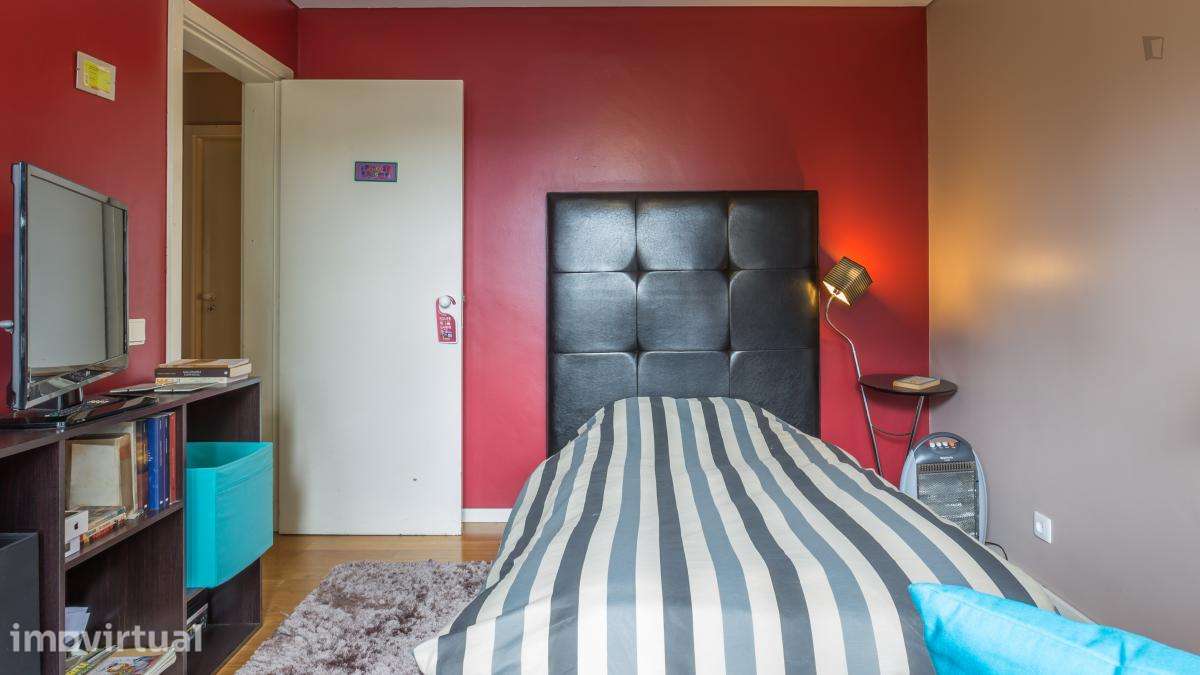 Quarto - localizado em Lordelo do Ouro Porto - Grande imagem: 4/19