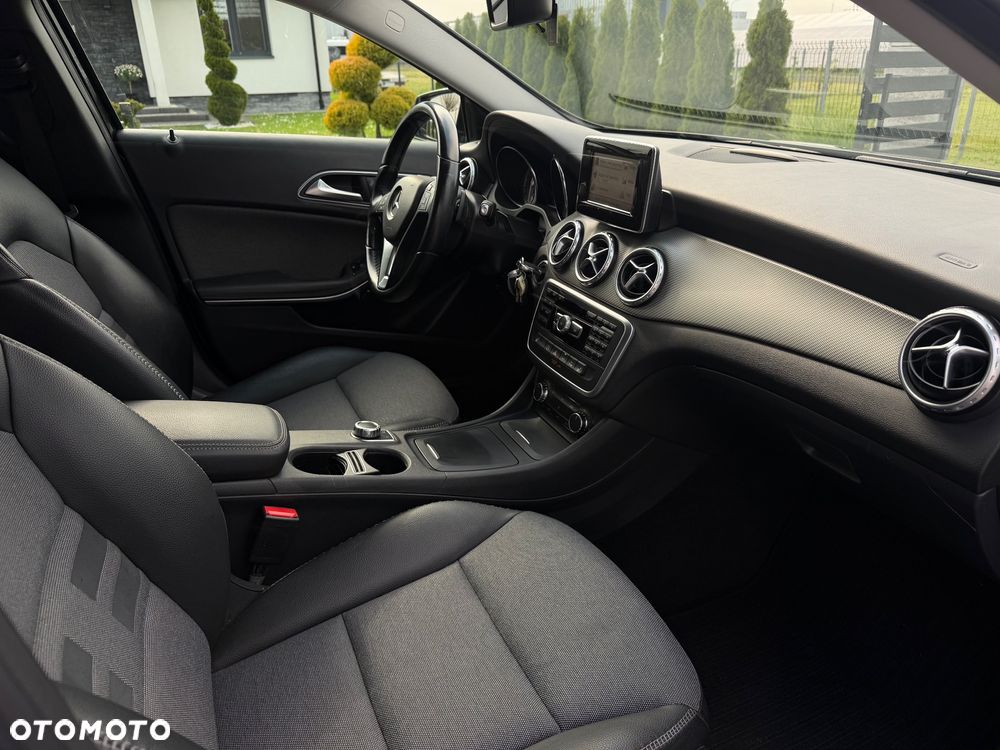 Mercedes-Benz GLA - 12