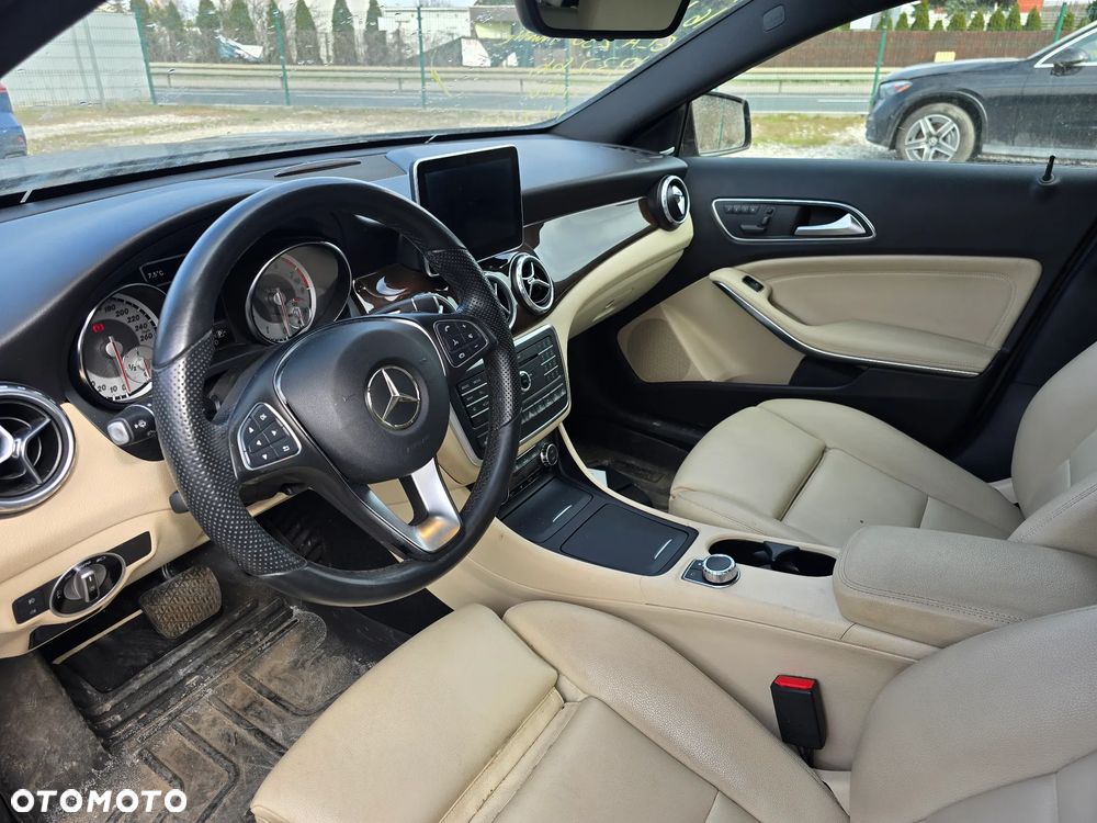 Mercedes-Benz GLA - 12