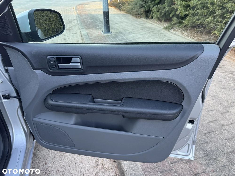 Ford Focus 1.6 16V Style+ - 27