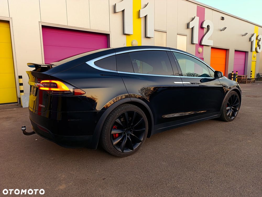 Tesla Model X - 25