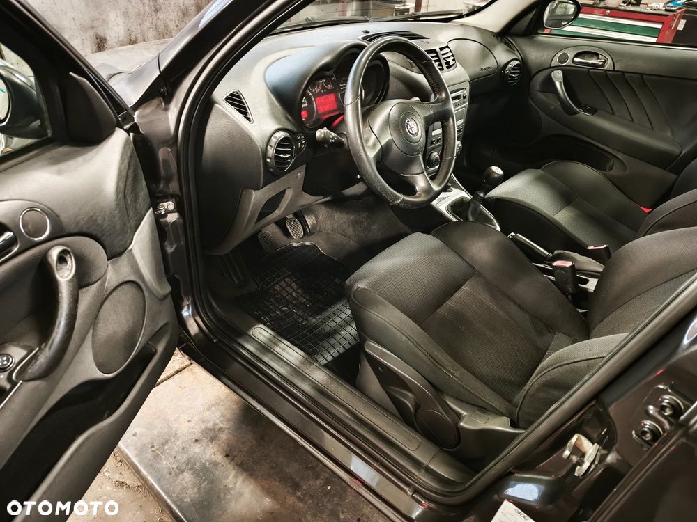 Alfa Romeo 147 1.9 JTDM 8V - 5