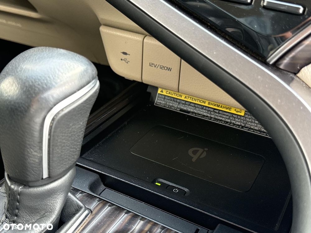 Toyota Camry 2.5 Hybrid Executive CVT - 23