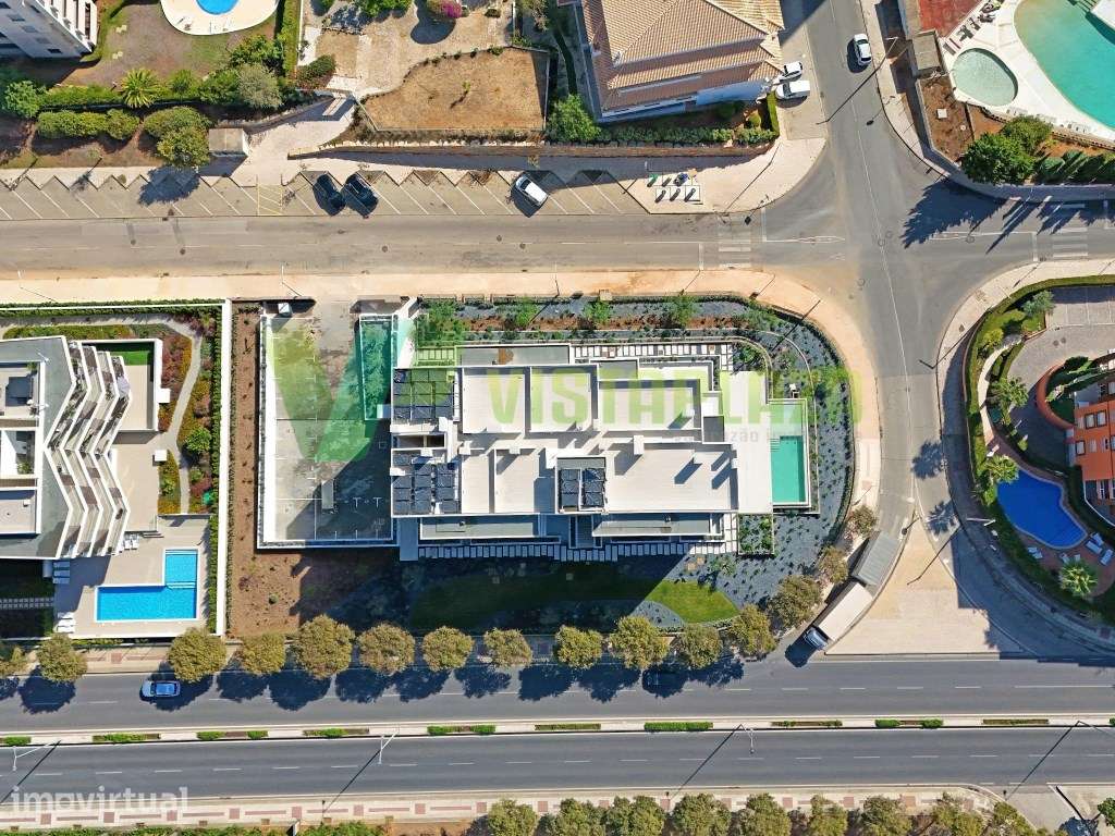 T3 Novo com Duas Suítes, Dois Pátios Privativos e Piscina Infinita ... - Grande imagem: 2/31