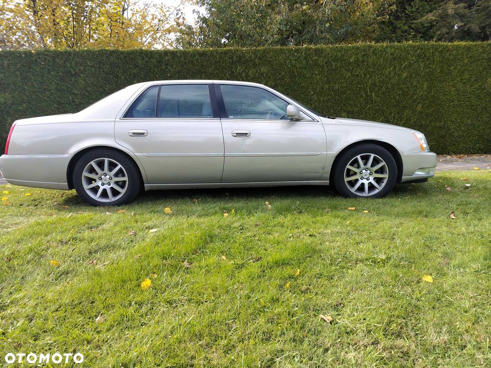 Cadillac DTS - 3