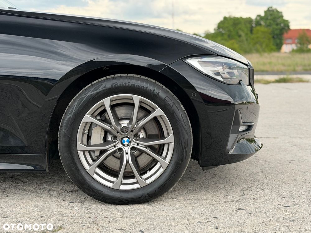 BMW Seria 3 330i Sport Line - 23
