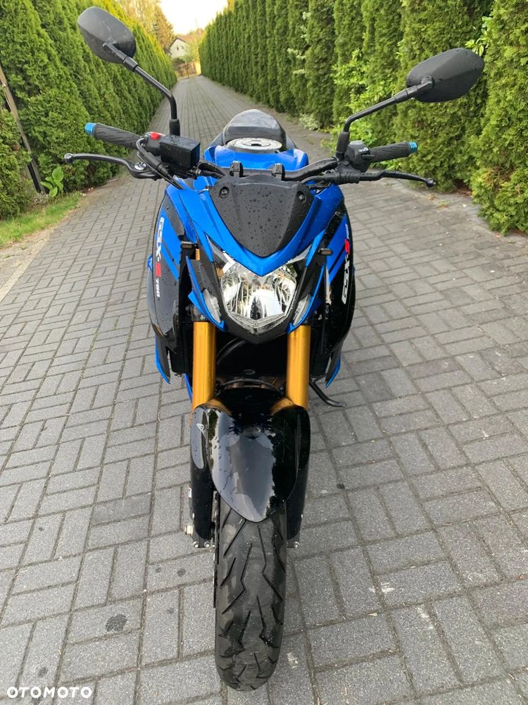 Suzuki GSR - 6