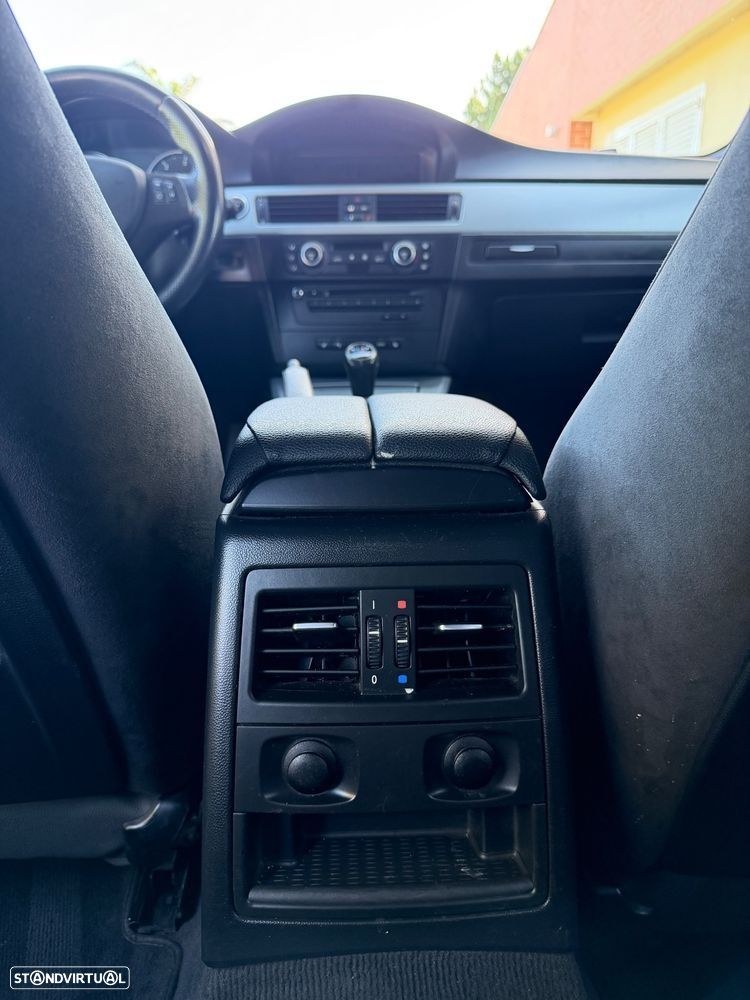 BMW 318 d Navigation Sport - 37