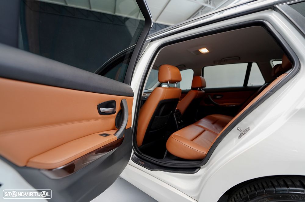 BMW 318 d Navigation Sport - 24