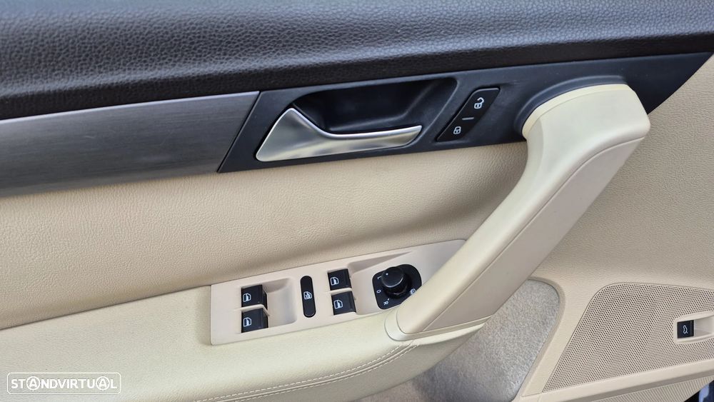 VW Passat 1.6 TDI BlueMotion Highline - 19