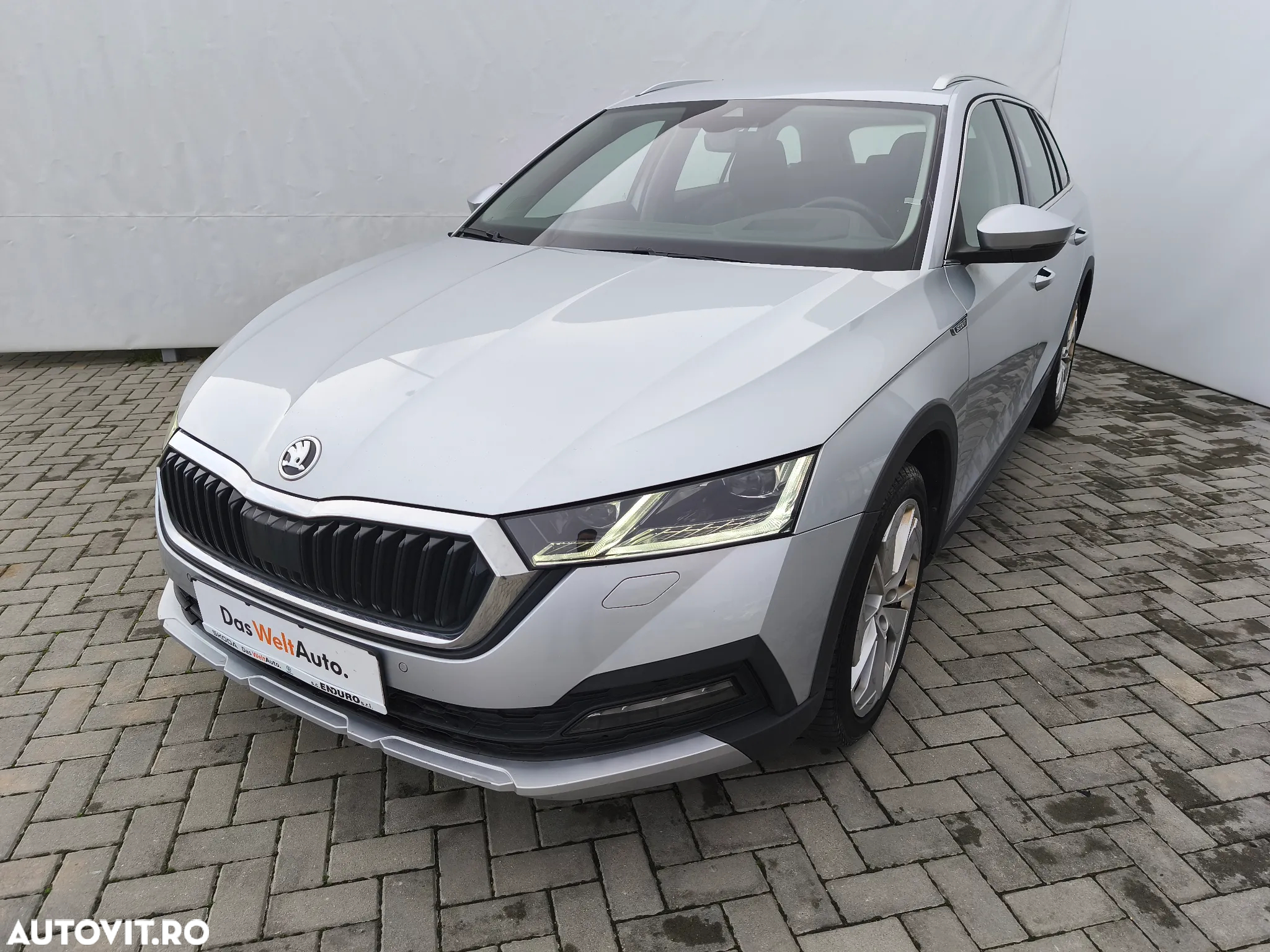 Skoda Octavia Combi 2.0 TDI DSG 4X4 Scout - 10