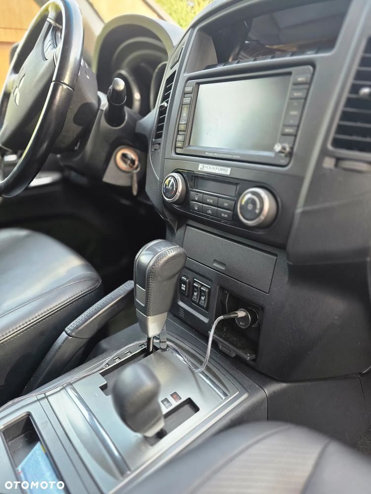 Mitsubishi Pajero - 16