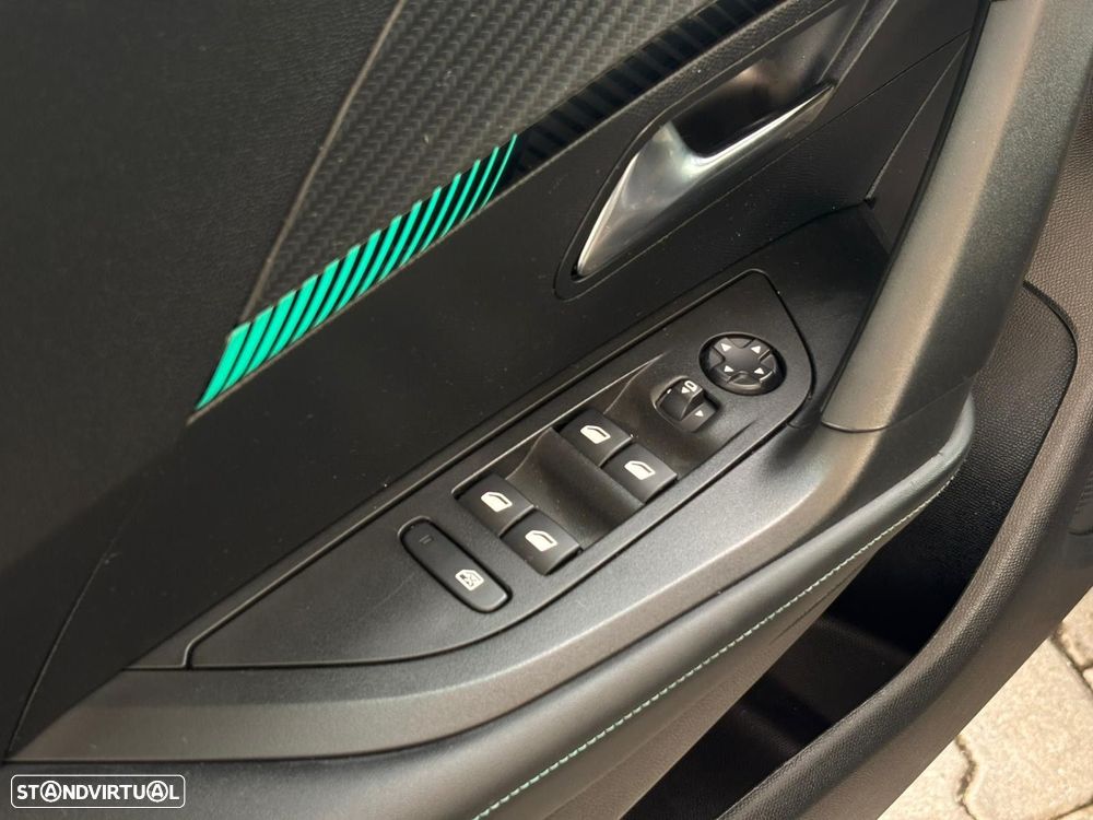 Peugeot 2008 1.2 PureTech Allure EAT8 - 28