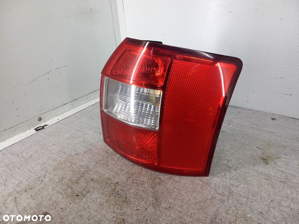 LAMPA TYLNA PRAWA AUDI A4 B6 8E994509612S KOMBI - 1
