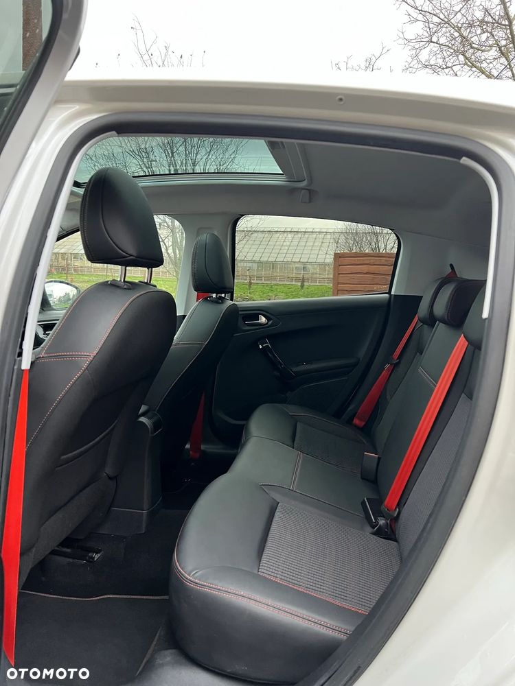 Peugeot 208 - 12