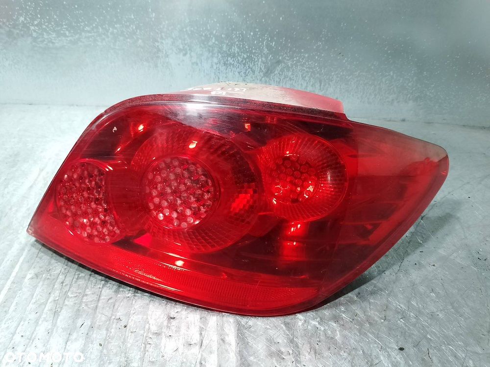 LAMPA TYLNA PRAWA PEUGEOT 307 LIFT 557674 HATCHBACK - 1