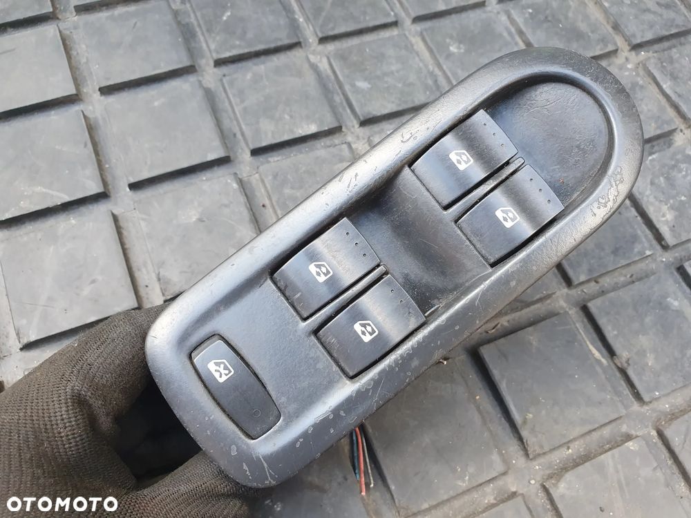 RENAULT SCENIC II PANEL STEROWANIA PRZEDNI PRZEŁĄCZNIK SZYB KIEROWCY LEWY PRZÓD 156018070 - 1