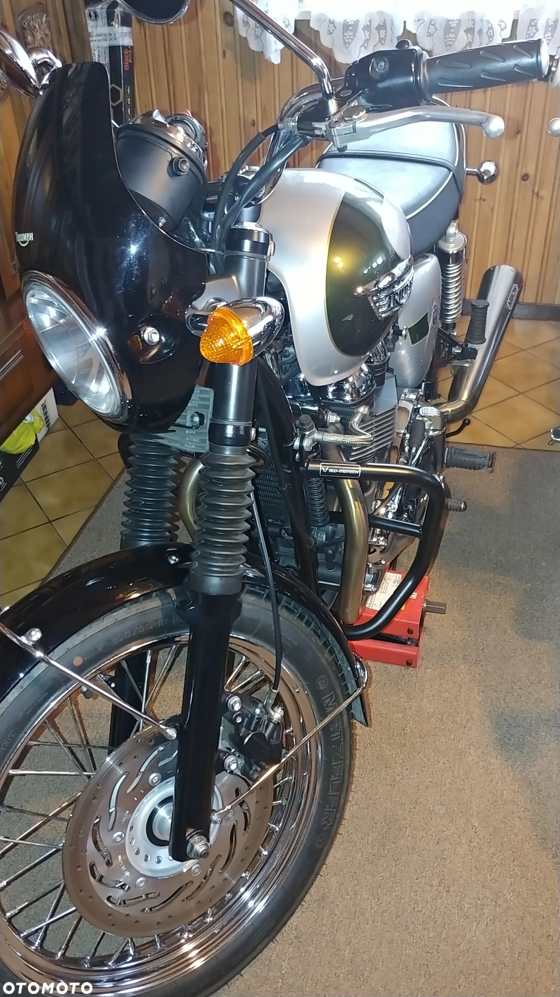 Triumph Bonneville - 1