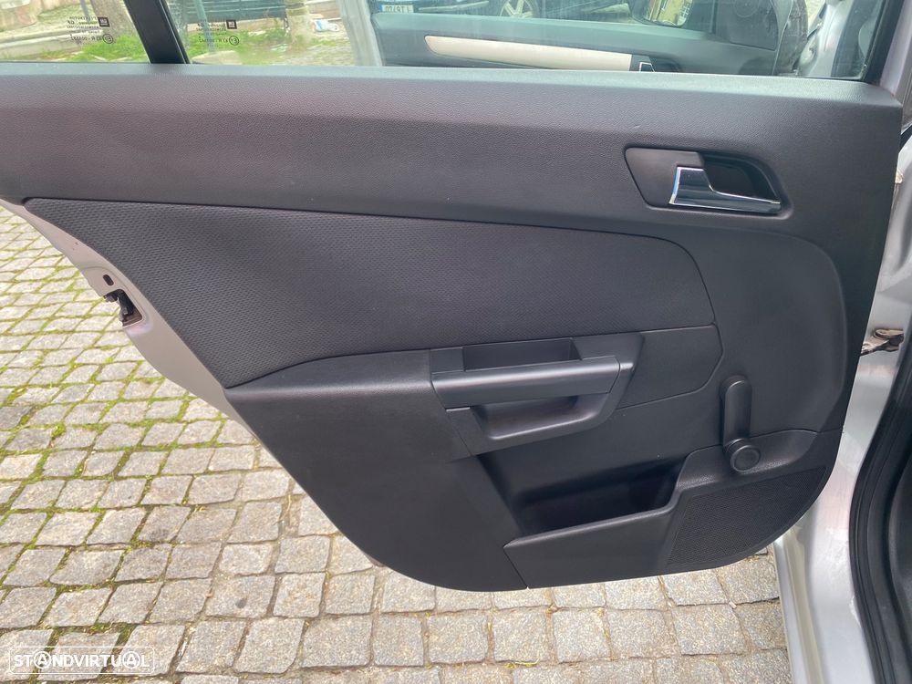 Opel Astra Caravan - 23