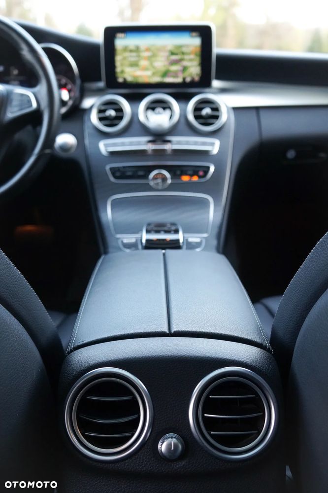 Mercedes-Benz Klasa C 300 9G-TRONIC AMG Line - 33