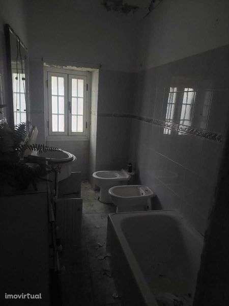 Moradia t4 , interior para recuperar- toda em pedra-turismo-2 gar. - Grande imagem: 3/12