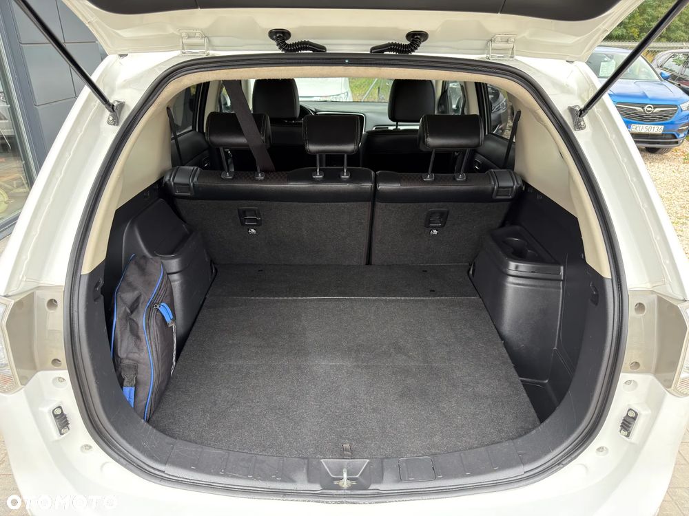 Mitsubishi Outlander Instyle NAVI + - 27