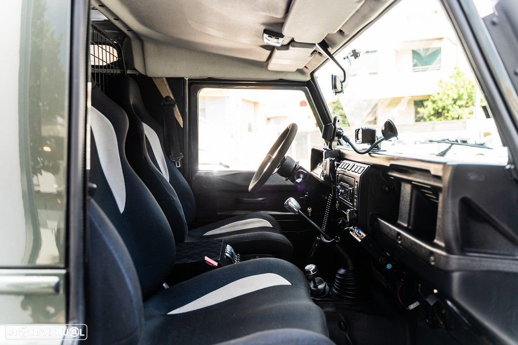 Land Rover Defender - 26