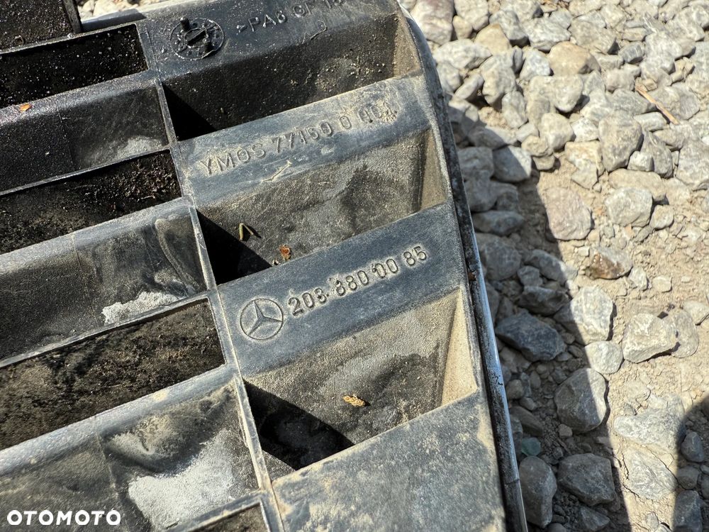 Atrapa zderzaka grill Mercedes CLK A208 W208 771500002 2088800085 przód OE - 4