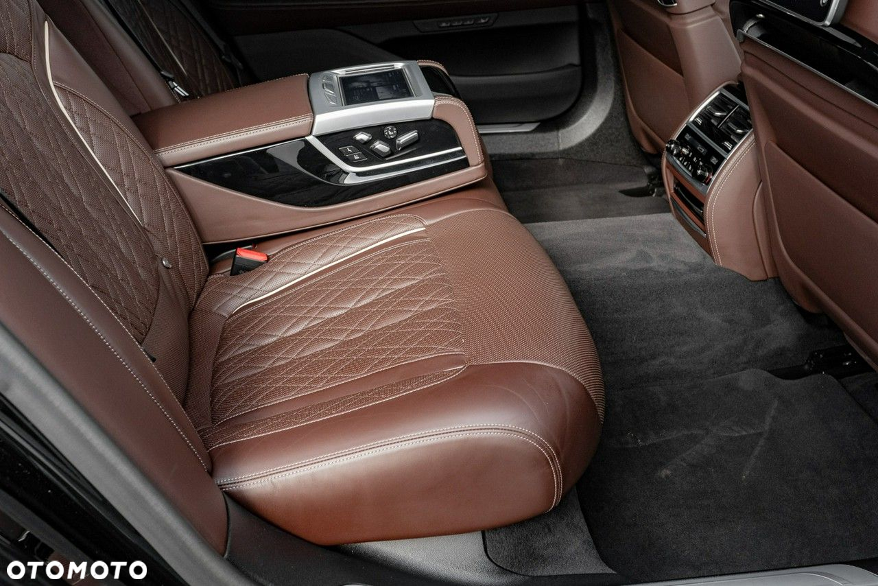 BMW Seria 7 M760Li xDrive - 36